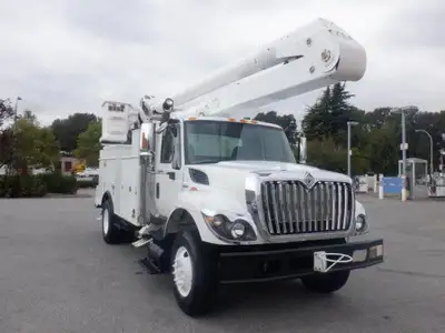 2009 International 7400 Workstar Bucket Truck With Air Brakes Diesel 9.3L L6 DIESEL engine, 6 cylind...