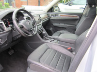 8 PASSENGER. EXECUTIVE LINE PREMIUM PACKAGE. SILVER WITH BLACK LEATHER INTERIOR. 20 INCH ALLOY WHEEL... (image 8)
