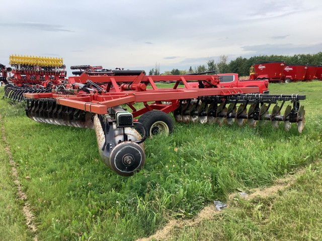 2020 Buhler 22 Ft Offset Tandem Disc 6650-NT in Farming Equipment in Kamloops - Image 4