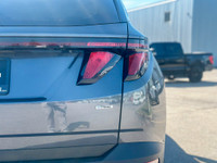 APPLE CARPLAY | BACK UP CAMERA | NO ACCIDENTS | CLEAN CARFAX. This 2022 Tucson with its compact desi... (image 8)