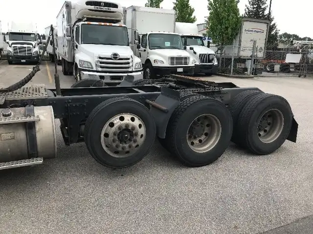 2021 Volvo VNL84300 dans Camions lourds dans Delta/Surrey/Langley - Image 19