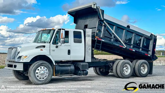 2004 INTERNATIONAL 7400 TANDEM AXLE DUMP TRUCK in Heavy Trucks in Chilliwack - Image 2