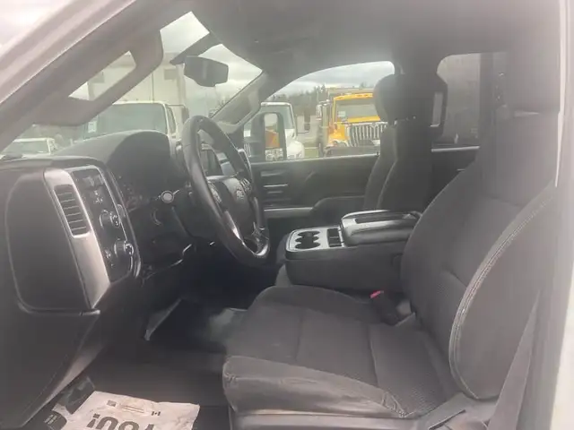 2015 chevrolet Silverado 3500HD 8 Foot Flat Deck 4WD in Heavy Trucks in Richmond - Image 11
