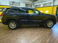 THE 2018 JEEP GRAND CHEROKEE LAREDO COMBINES RUGGED CAPABILITY WITH COMFORTABLE LUXURY. THIS SUV OFF... (image 5)