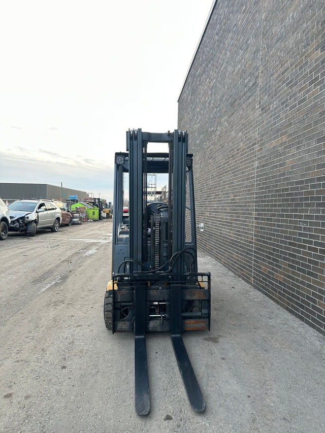 CAT 4000lbs CAP INDOOR/OUTDOOR ELECTRIC FORKLIFT 3 STAGE SIDE-Sh in Heavy Equipment in Mississauga / Peel Region - Image 3