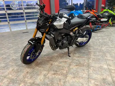 YAMAHA MT-09 SP 2025 REINE DE L’OBSCURITÉ - Avec son allure supérieure inspirée de la R1M des modes...