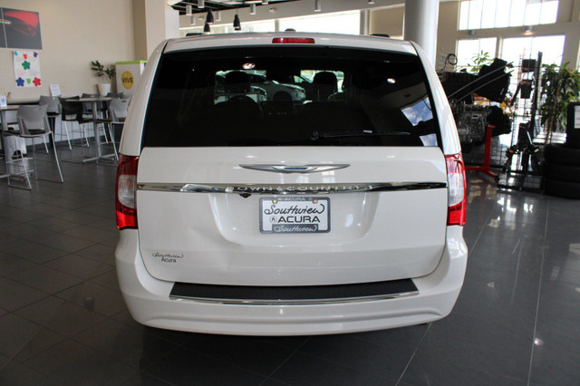 2012 Chrysler Town & Country Touring-L in Cars & Trucks in Edmonton - Image 4