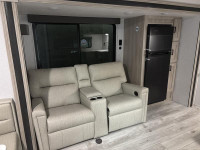 Della Terra DET251RD The perfect couples trailer! This half-ton towable travel trailer measures unde... (image 3)