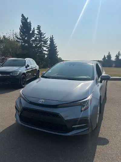 The 2022 Toyota Corolla is a very reliable and efficient compact car. This beauty is the SE Edition...