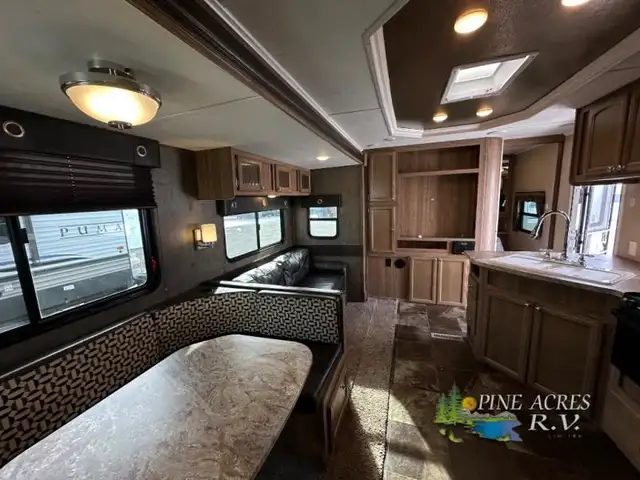 2015 Shasta RVs Revere 32DS in Travel Trailers & Campers in Truro - Image 28