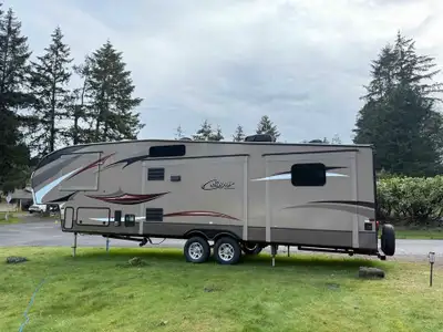 APPLY NOW: https://www.ridecollective.ca/get-pre-approved The 2016 Keystone Cougar 336BHS is a spaci...