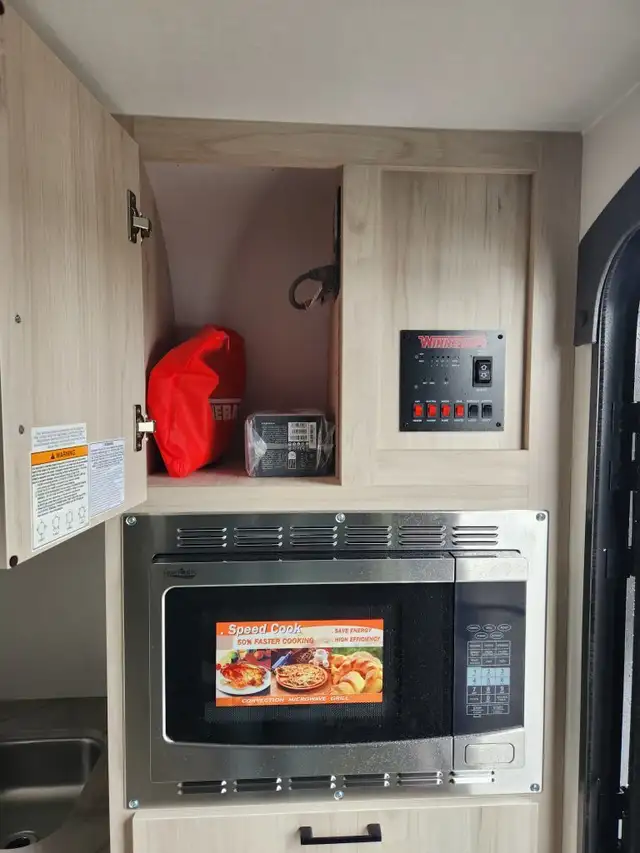 2023 WINNEBAGO Hike 100 H1316FB in Travel Trailers & Campers in London - Image 10