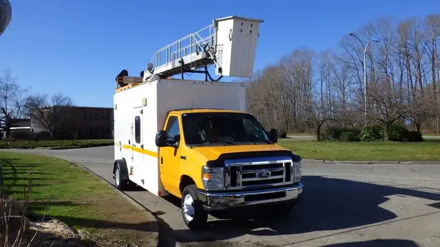 2015 ford Econoline E-450 Cube Van With Bucket in Heavy Trucks in Richmond - Image 3