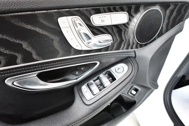 2016 Mercedes-Benz C-Class LOW KM,NO ACCIDENT,ONE OWNER,AWD,C 30 in Cars & Trucks in City of Toronto - Image 16