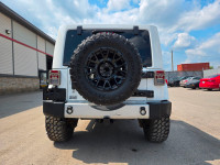 Beau petit Jeep blanc avec accessoires noirs. Roue Fast sur pneus Mud Terrain 35''. Suspension relev... (image 5)