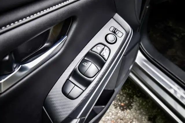 2022 Nissan Sentra SV • REMOTE START • SUNROOF • HEATED SEATS dans Autos et camions dans Kingston - Image 11