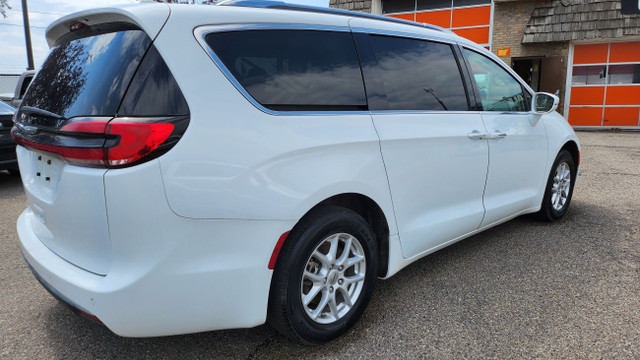 2021 Chrysler Pacifica Touring-L, Leather seats,, Back up Camera in Cars & Trucks in Calgary - Image 4