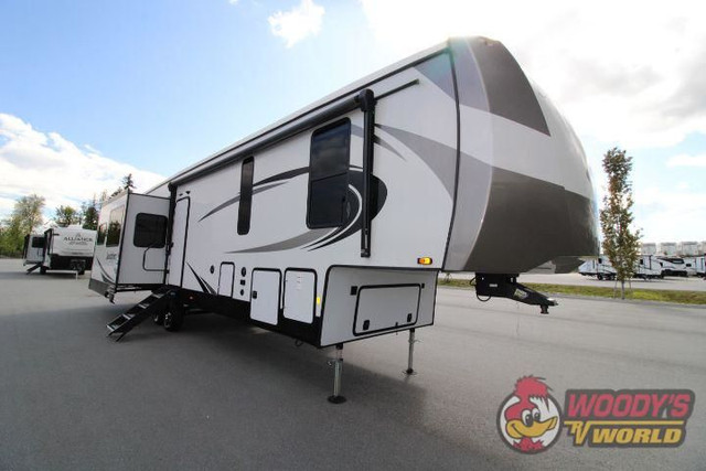 2023 FOREST RIVER SANDPIPER 3660MB in Travel Trailers & Campers in Abbotsford - Image 3