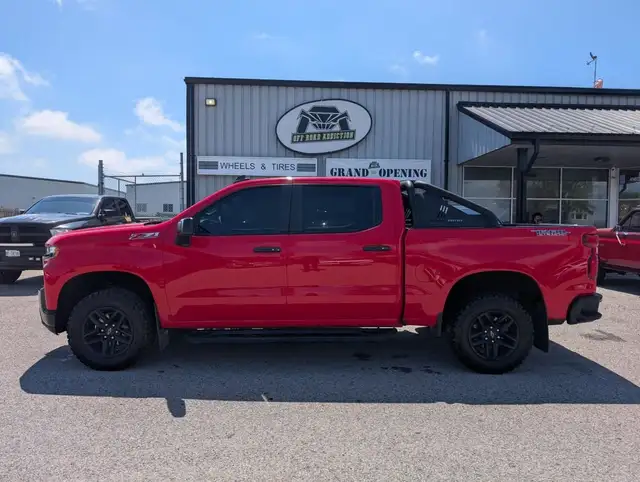 2019 Chevrolet Silverado 1500 LT Trail Boss in Cars & Trucks in London - Image 3