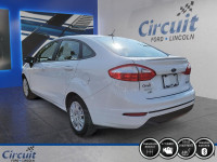 La Ford Fiesta SE 2017 manuelle est une petite voiture agile et économique, parfaite pour la ville.... (image 4)