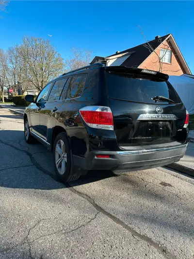 2011 Toyota Highlander Limited AWD with LOW KMs