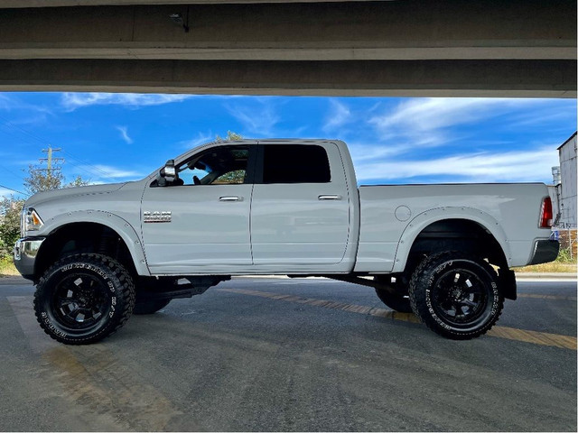 2013 Ram 3500 Laramie 6SPD MANUAL DIESEL SUNROOF NAV LIFT 37”M/T in Cars & Trucks in Delta/Surrey/Langley - Image 4