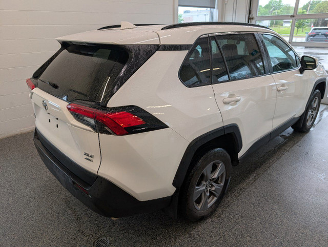 2022 Toyota RAV4 XLE AWD, TOIT, MAGS, in Cars & Trucks in Sherbrooke - Image 3
