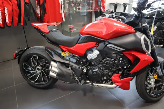 2025 Ducati Diavel V4 Ducati Red in Street, Cruisers & Choppers in Edmonton - Image 3