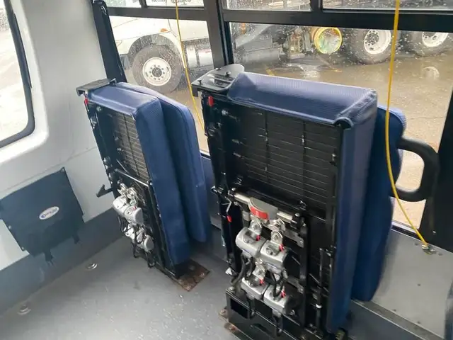 2018 chevrolet Express G4500 21 Passenger Bus With Wheelchair Ac in Heavy Trucks in Richmond - Image 25
