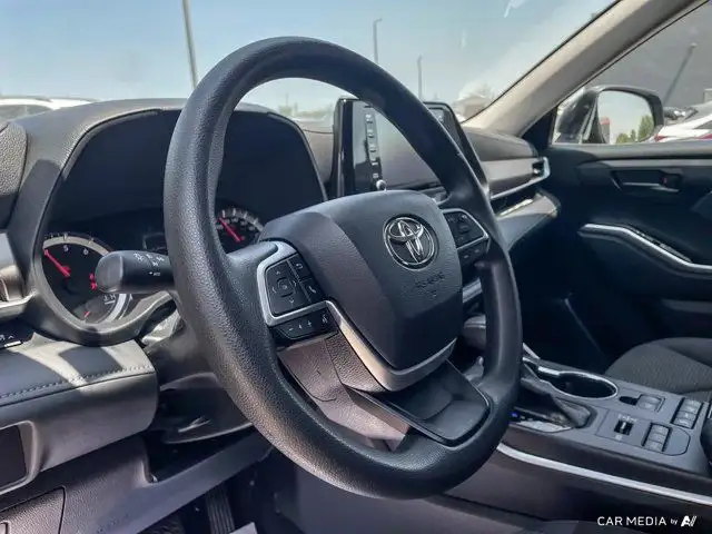 2022 Toyota Highlander LE | V6 Power | 8-Passenger Seating dans Autos et camions dans Cambridge - Image 16