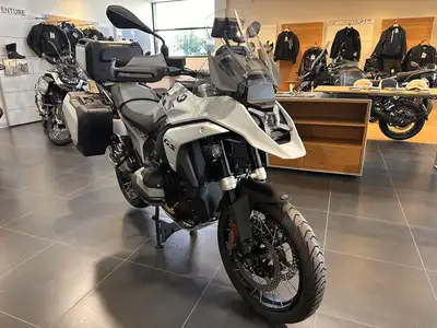 SAVE $3487 TODAY AND ENJOY 150 DAYS OF NO PAYMENT !! 1.49 % AVAILABLE ! 2024 BMW R 1300 GS Light Whi...