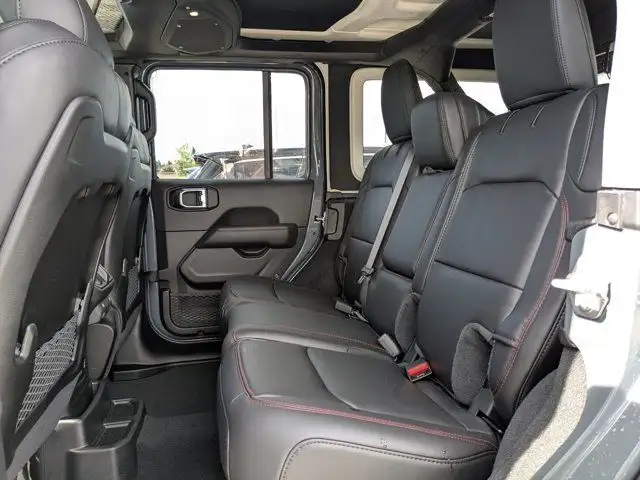 2025 Jeep Wrangler Rubicon X - 35 A/T TIRES - BEADLOCK RIMS dans Autos et camions dans Calgary - Image 28