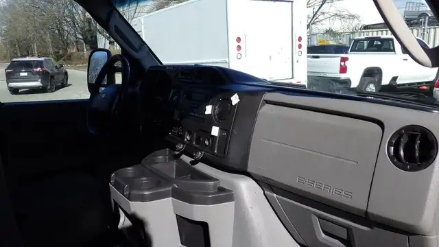 2015 ford Econoline E-450 Cube Van With Bucket in Heavy Trucks in Richmond - Image 34