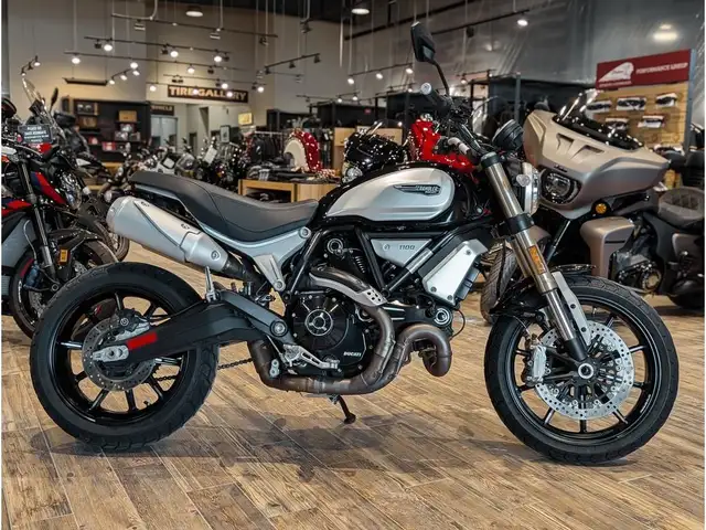 2018 Ducati Scrambler 1100 // Shining Black in Dirt Bikes & Motocross in Winnipeg - Image 3