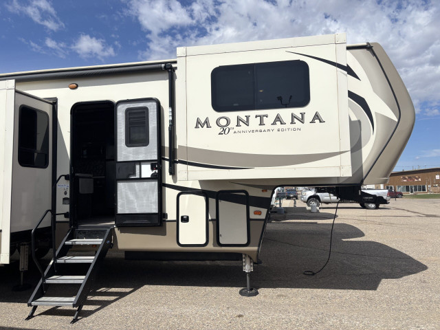 2019 ,Montana 3760FL in Travel Trailers & Campers in Prince Albert - Image 4
