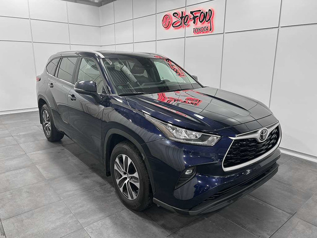 2023 Toyota Highlander XLE AWD - INT. CUIR - TOIT OUVRANT - SIRI in Cars & Trucks in Québec City