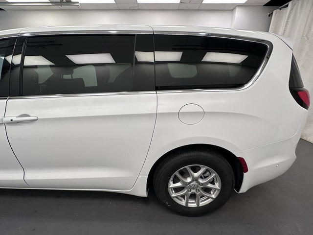 2025 Chrysler Pacifica Select - Apple CarPlay in Cars & Trucks in Lethbridge - Image 3