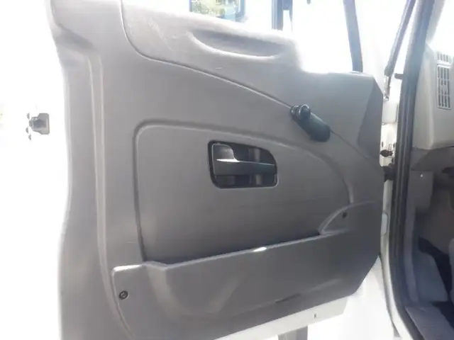 2008 international 7400 Garbage Truck Air Brakes Diesel in Heavy Trucks in Richmond - Image 31