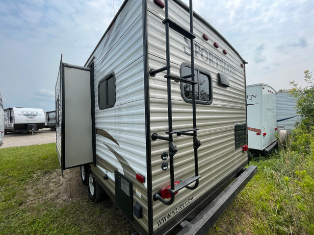 2015 KZ Sportsmen 241RKS Travel Trailer- Rear kitchen with slide in Travel Trailers & Campers in Stratford - Image 4