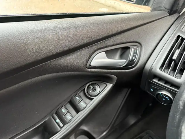 2017 Ford Focus SE | ONE OWNER | BACK-UP CAM | BLUETOOTH | ALLOY dans Autos et camions dans Région d’Oshawa/Durham - Image 33