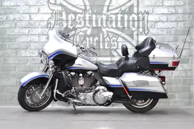 Top of the line, CVO edition 2009 Ultra Classic FLHTCUSE4! You name it, these came with it! Chrome e...