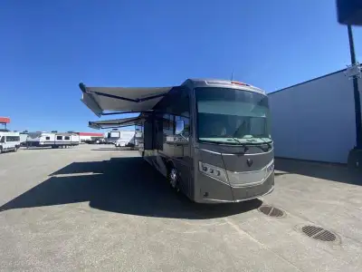 Thor Motor Coach Palazzo Class A diesel motorhome 37.4 highlights: Pull-Out Countertop Triple Slides...
