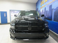 RAM 1500 CLASSIC 2022 EXPRESS NIGHT EDITION V8 5.7 LITRES HEMI 4X4 CREW-CAB BOITE 5.7 PIEDS TOUT ÉQU... (image 3)