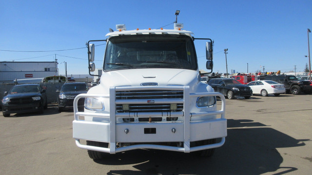 2006 FREIGHTLINER M2 106 S/A FLAT DECK in Heavy Equipment in Vancouver - Image 3