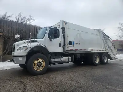 LOW HOURS LOW MILEAGE,one owner Labrie Leach 2R-III 25Yard rear loader Garbage Body (S#3RL17702NAE)...