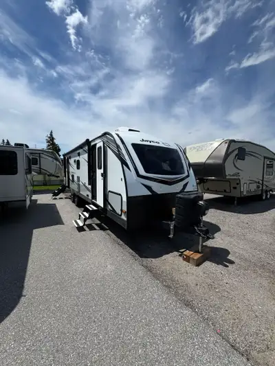 2022 Jayco White Hawk 29RL – LIKE NEW! Financing Available! Looking for a premium travel trailer at...