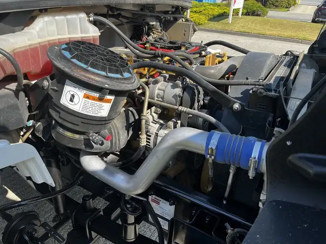 2004 Freightliner M2 106 CAT C7 Service Truck with Pumps in Heavy Trucks in Delta/Surrey/Langley - Image 88