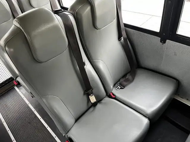 2013 international 4200 21 Passenger Bus Diesel Hydraulic Brakes in Heavy Trucks in Richmond - Image 17