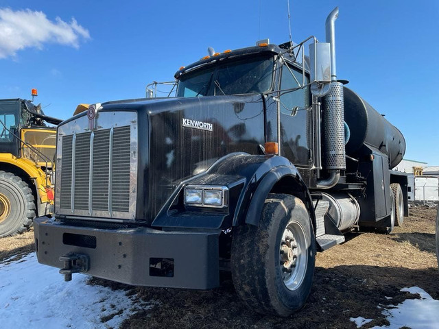 2004 Kenworth T800 Pressure Truck for sale in Heavy Trucks in Edmonton - Image 2