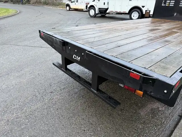 2018 isuzu NPR 16 Foot Flat Deck in Heavy Trucks in Richmond - Image 11